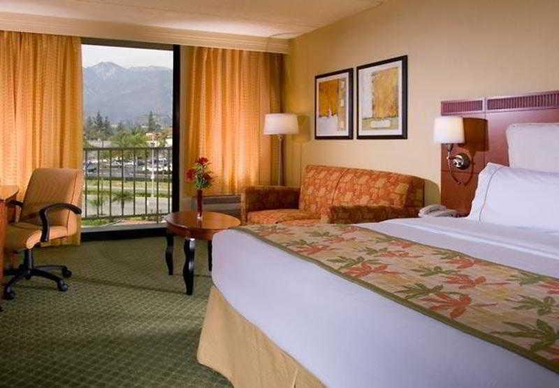 Courtyard By Marriott Los Angeles Pasadena/Monrovia Exterior foto